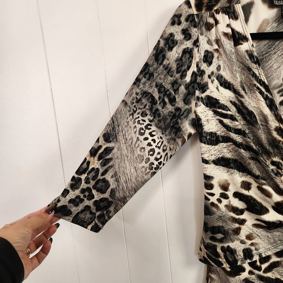 Frank Lyman Animal Print V-Neck Wrap Top Stretchy 3/4 Sleeves Size 6 Sexy Dressy - Picture 5 of 10